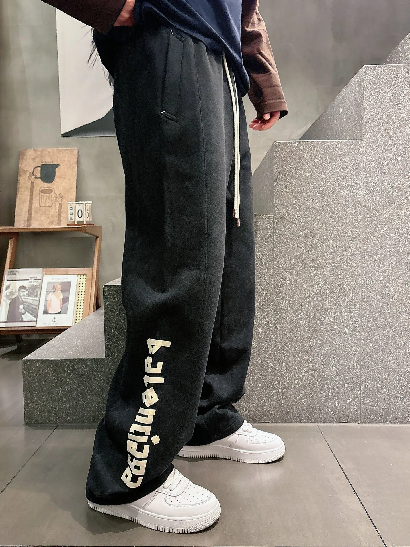Balenciaga 🆕2026 Autumn and Winter New Arrival Casual Pants! The official website will be released simultaneously. Brand Classic LOGO casual pants, customized fabrics, excellent comfort and strong touch. Highly recognisable, perfect appearance and craftsmanship. Size:M-3XL